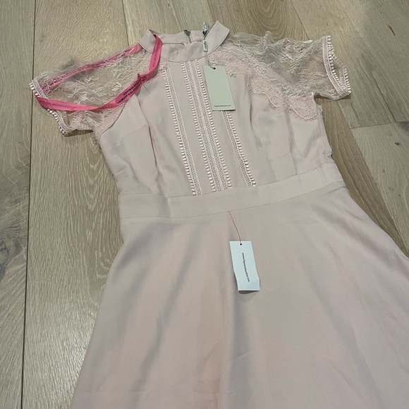 Liquorish A-line pale pink dress with lace details - Picture 6 of 8
